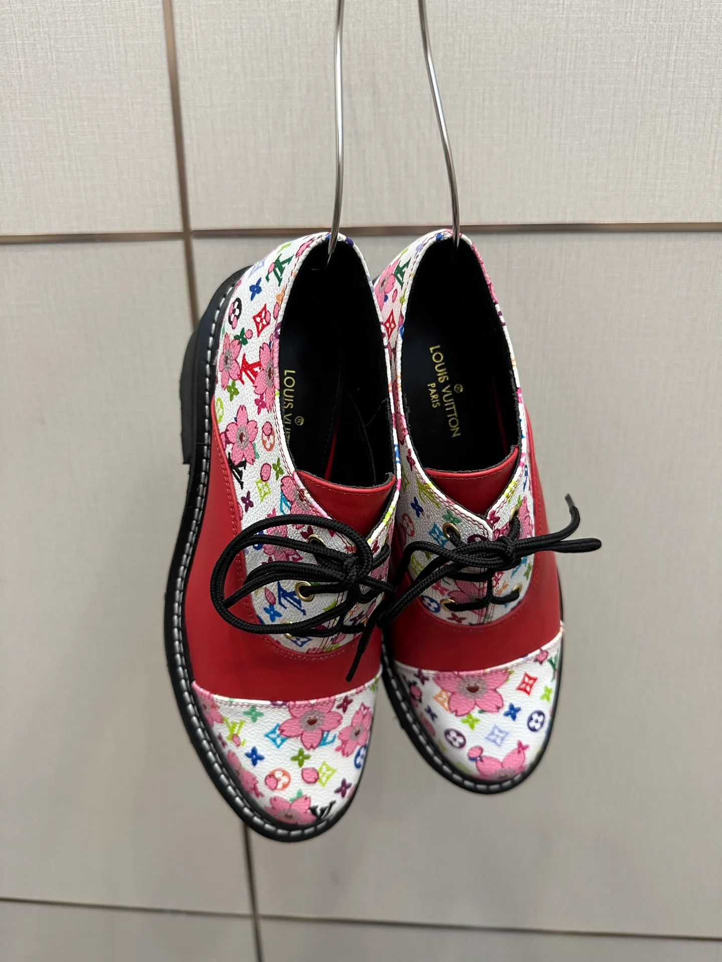 👟👟Ex-factory price 720👟👟 LOUIS VUITTON Louis Vuitton counter latest model top version LV inner cowhide material is real! Original 1:1 material reproduction! Modern and casual in one! Release a strong aura like a queen 🔥Capture everyone's attention instantly💃 Inner/foot pads: imported cowhide Fabric: cowhide Outsole: full genuine leather Code number: 35-41 (40, 41, 42 customizations are not returnable)